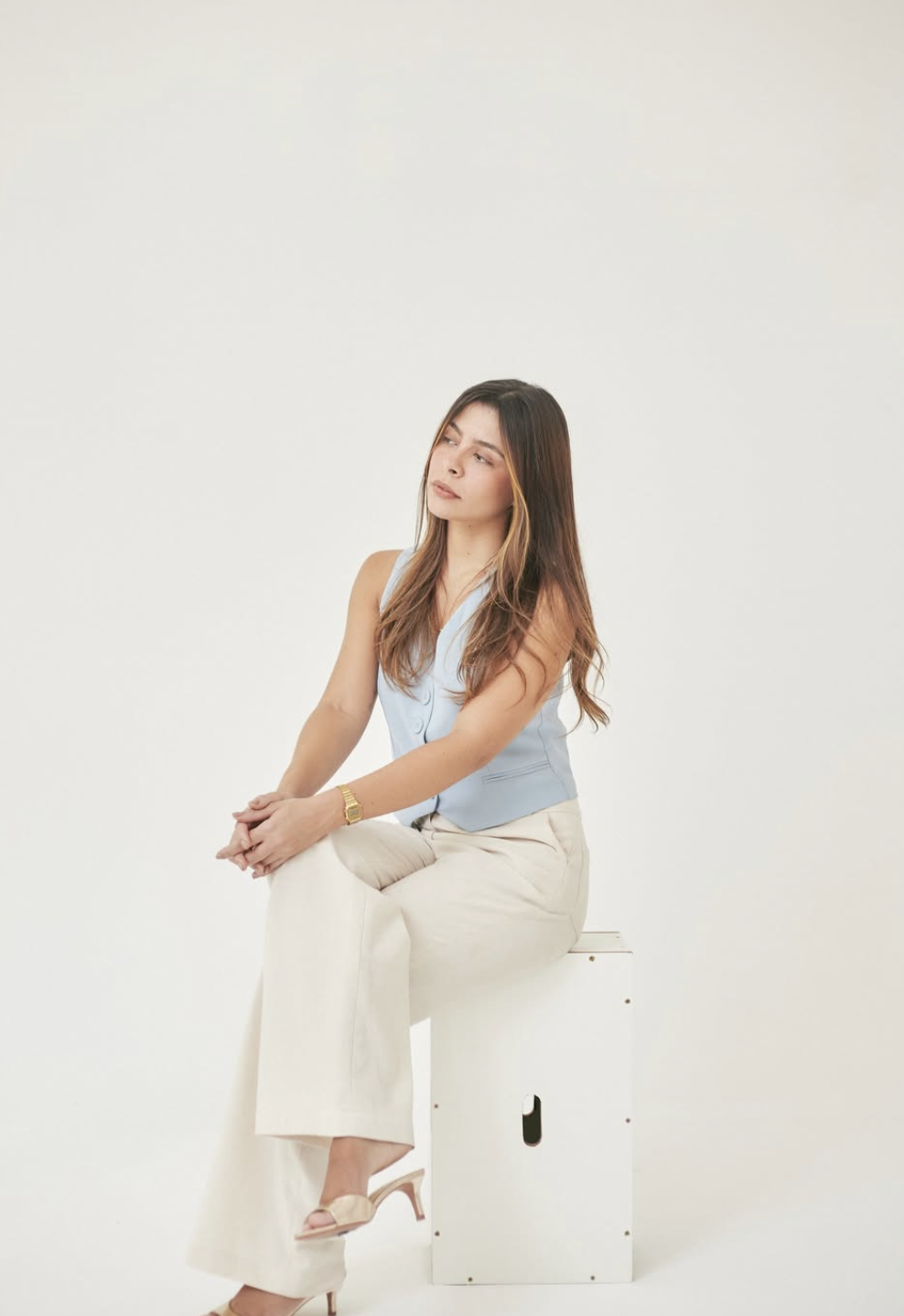 Letícia Arraes em ambiente acolhedor de atendimento